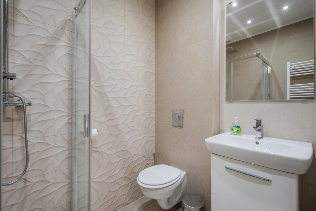 Bpr Ethereal Panoramic Suite With A/C & Balcony 布达佩斯 外观 照片